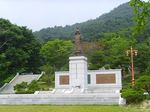 묘역 초입에 자리한 신숭겸 장군 동상 